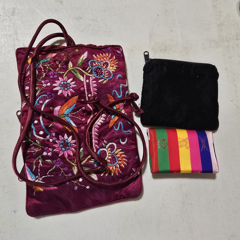 Burgandy Jewelry Roll And 2 Small Jewelry Pouches. - Picture 12 of 13